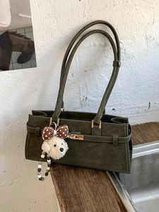 Sac Sous le Bras Rétro pour Femmes en PU Daim Avec Fermoir Tournant en Métal Pendentif Chien en Peluche Sac à Épaule Couleur Unie Mode