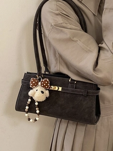 Sac bandoulière vintage en daim marron foncé avec fermoir rotatif et breloque chiot
