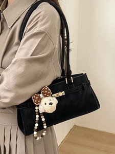 Sac sous le bras en daim noir vintage avec fermoir doré et breloque chiot peluche