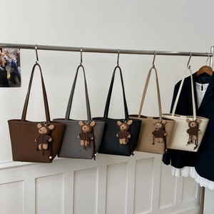 Minimalist leather tote bag set in five colors with cute teddy bear charms for daily commute