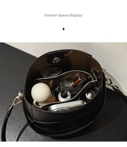 Innenansicht der schwarzen Eimer-Tasche aus Leder mit großem Fassungsvermögen und Magnetverschluss