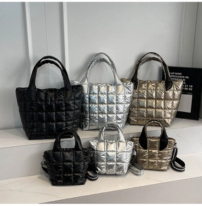 Borse tote trapuntate in nero, argento e oro metallizzato in due diverse misure