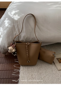 Borsa a secchiello in pelle marrone con pochette coordinata e ciondolo a forma di orso