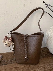 Borsa a Secchiello in Pelle PU Retro da Donna Minimalista con Dettagli Intrecciati Grande Capacità Borsa a Spalla Tracolla con Pendaglio in Peluche