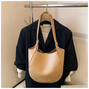 Dettaglio borsa tote color cammello con trama a grana e tracolla regolabile