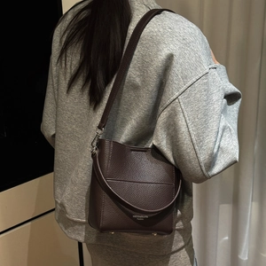 Detail der dunkelbraunen Eimer-Tasche aus Kieselleder mit silbernen Beschlägen