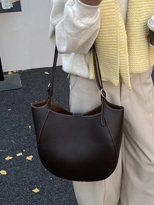 Borsa hobo in pelle testa di moro con cuciture bianche in un ambiente autunnale