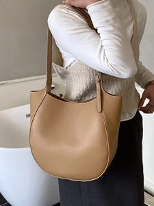 Elegante borsa a spalla in pelle color cammello con motivo litchi e fibbia argento