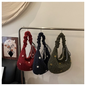 Dettaglio delle borse hobo in morbido peluche con stelle in tre varianti colore