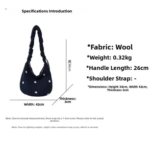 Dettaglio della borsa tote in lana blu scuro con stelle e misure del prodotto