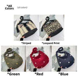 Collage dettagliato di borse tote in peluche con motivi a righe, leopardo e stelle