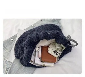 Vista interna con grande capacità e tasca con zip della borsa a spalla in peluche blu