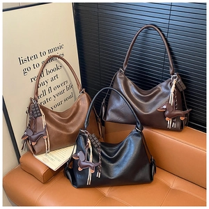 Trois sacs hobo en cuir brillant marron et noir avec breloques teckel et pompons