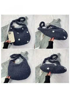 Viste multiple della borsa tote in maglia blu scuro con motivi a stelle bianche