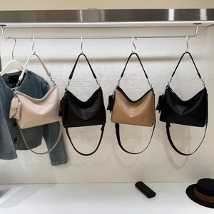 Présentation de sacs cabas hobo en quatre couleurs pour un style décontracté chic
