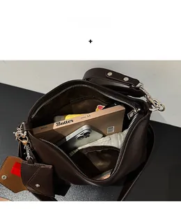 Vue détaillée des compartiments intérieurs spacieux et du sac fourre-tout en cuir café