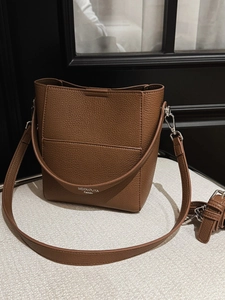 Braune Vintage Beuteltasche mit Litschi-Maserung, silbernen Beschlägen und Schultergurt