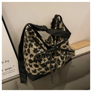 Dettaglio della borsa tote leopardata in ecopelliccia con tracolla e texture soffice