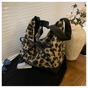 Borsa tote leopardata in peluche con fiocco nero e tracolla larga per la moda invernale