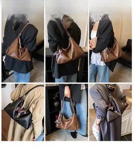 Dettagli della borsa tote grande in pelle opaca marrone e nera con ciondolo cane