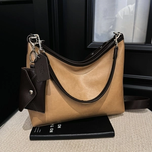 Détail du grand sac cabas camel avec mini porte-monnaie et finitions en métal argenté