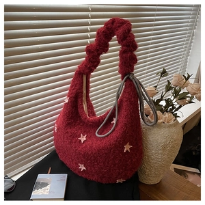 Dettaglio borsa tote rossa in peluche con stelle rosa e manico a scrunchie