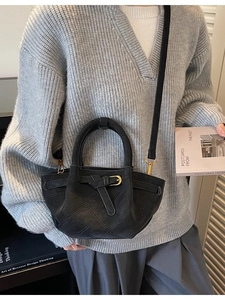 Schwarze gesteppte Crossbody-Beuteltasche aus PU-Leder mit goldener Schnalle für Damen