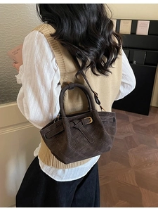 Dunkelbraune matte Vintage Beuteltasche mit Rautensteppung und vielseitigem Gurt