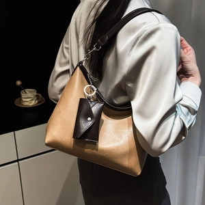 Détail du cabas minimaliste deux pièces avec une pochette enveloppe assortie sur le côté