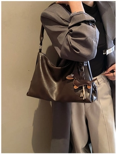Détail du grand sac cabas en cuir marron foncé avec un charmant pendentif teckel