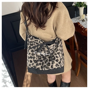 Vista posteriore del borsone in peluche leopardato con ricamo Animal bianco