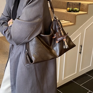 Borsa hobo retrò in pelle marrone grande capacità con ciondolo a forma di cane