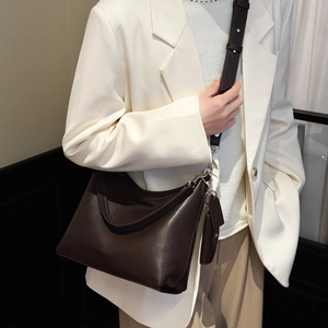 Sac fourre-tout en cuir marron foncé avec design en croissant et fermeture éclair