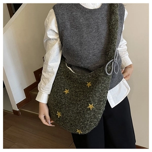 Borsa tote in pile verde con ricamo di stelle gialle e dettagli in corda intrecciata casual