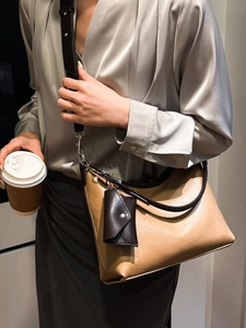 Sac hobo minimaliste kaki avec bandoulière marron et petit porte-monnaie suspendu