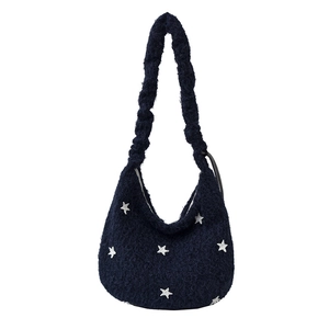 Borsa hobo blu scuro in pile con motivo a stelle bianche e tracolla spessa in peluche