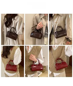 Détail du sac Boston en cuir ciré avec chaîne bandoulière et style mannequin