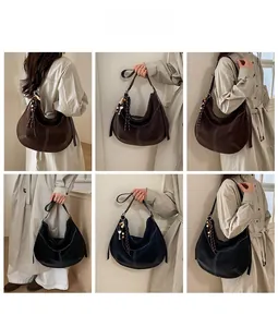 Vues détaillées du sac bandoulière vintage en similicuir avec pompon et coutures contrastées
