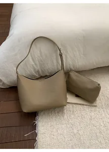 Conjunto de bolso de media luna en cuero caqui con estuche pequeño de cremallera
