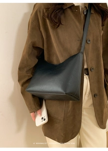 Bolso hobo minimalista en cuero granulado negro con un estilo retro sofisticado
