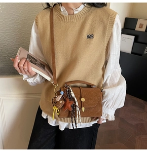 Bolso bandolera vintage marrón con colgante de oso y adornos de estrella con un atuendo