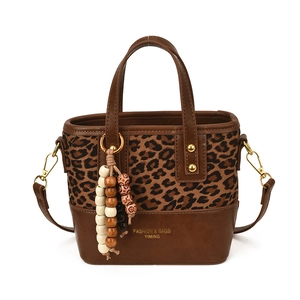 Sac cabas rétro léopard avec coutures en cuir marron et breloque en bois
