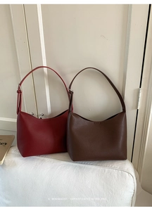 Detalle de bolsos bombonera retro en color burdeos y marrón oscuro con cuero granulado