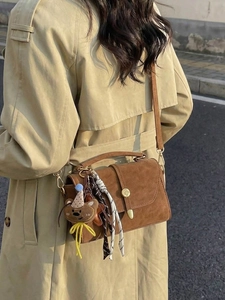 Bolso de hombro retro de ante marrón con hebilla metálica y colgante de oso para mujer real