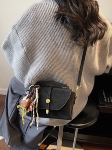 Bolso bandolera negro clásico para mujer con asa superior y colgante de oso de moda