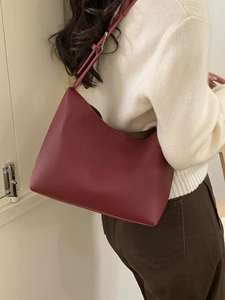 Bolso cubo retro color burdeos en cuero granulado para el uso diario y oficina