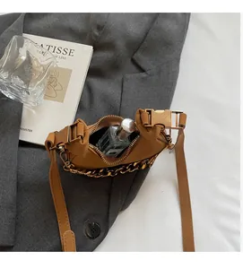Détail de l'intérieur du sac demi-lune marron montrant un espace spacieux pour le parfum