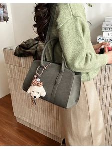 Vue détaillée du grand sac cabas mat avec un charmant pendentif chien en peluche