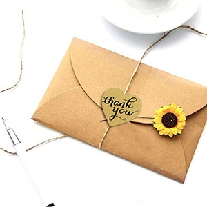 Autocollants cœur Thank You sur enveloppes kraft avec ficelle et décor tournesol