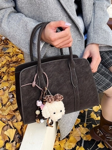 Sac fourre-tout vintage en cuir marron foncé avec charmant pendentif chien en peluche
